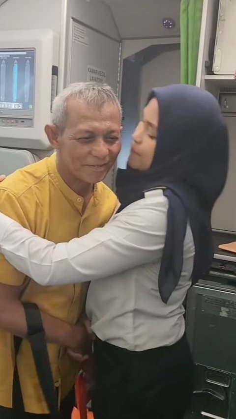 Haru Banget, Pilot Unggah Momen Pertama Kali Terbangkan Pesawat yang Ditumpangi Sang Ayah