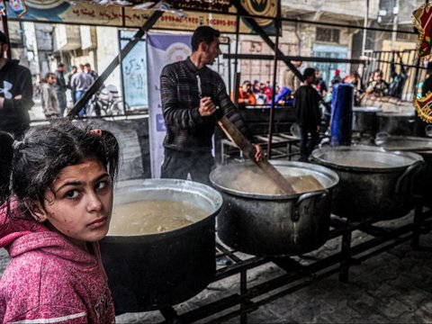 FOTO: Melihat Dapur Umum di Rafah Gaza Selatan Tempat Anak-Anak dan Pengungsi Palestina Menunggu Makanan untuk Buka Puasa