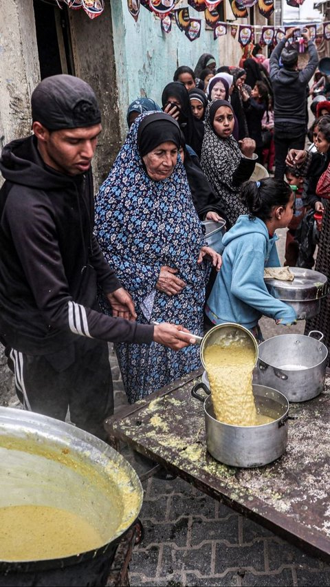 FOTO: Melihat Dapur Umum di Rafah Gaza Selatan Tempat Anak-Anak dan Pengungsi Palestina Menunggu Makanan untuk Buka Puasa