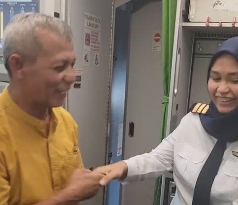 So Touching, Pilot Uploads the First Moment of Flying an Aircraft with His Father Onboard