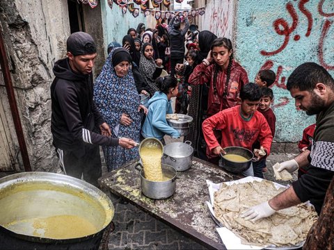 FOTO: Melihat Dapur Umum di Rafah Gaza Selatan Tempat Anak-Anak dan Pengungsi Palestina Menunggu Makanan untuk Buka Puasa