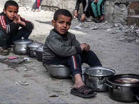 FOTO: Melihat Dapur Umum di Rafah Gaza Selatan Tempat Anak-Anak dan Pengungsi Palestina Menunggu Makanan untuk Buka Puasa