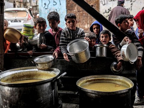 FOTO: Melihat Dapur Umum di Rafah Gaza Selatan Tempat Anak-Anak dan Pengungsi Palestina Menunggu Makanan untuk Buka Puasa