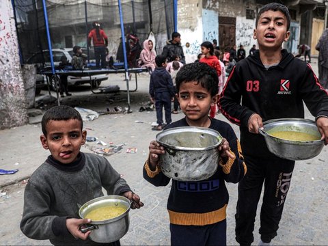 FOTO: Melihat Dapur Umum di Rafah Gaza Selatan Tempat Anak-Anak dan Pengungsi Palestina Menunggu Makanan untuk Buka Puasa