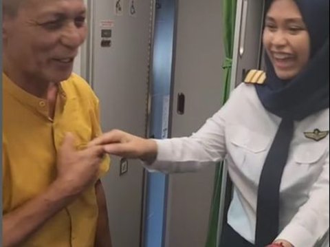 So Touching, Pilot Uploads the First Moment of Flying an Aircraft with His Father Onboard