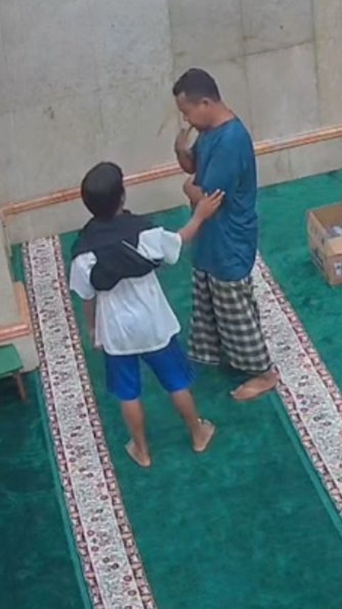 Viral Adults Reprimanded by Children Due to Wrong Qibla, Netizens Call Them 