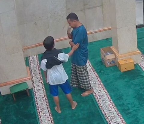 Adults Being Reprimanded by Children for Praying in the Wrong Direction Goes Viral, Netizens Say Kids Are Heaven's Inhabitants