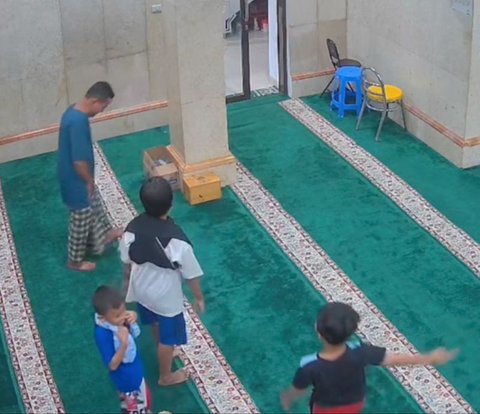 Adults Being Reprimanded by Children for Praying in the Wrong Direction Goes Viral, Netizens Say Kids Are Heaven's Inhabitants