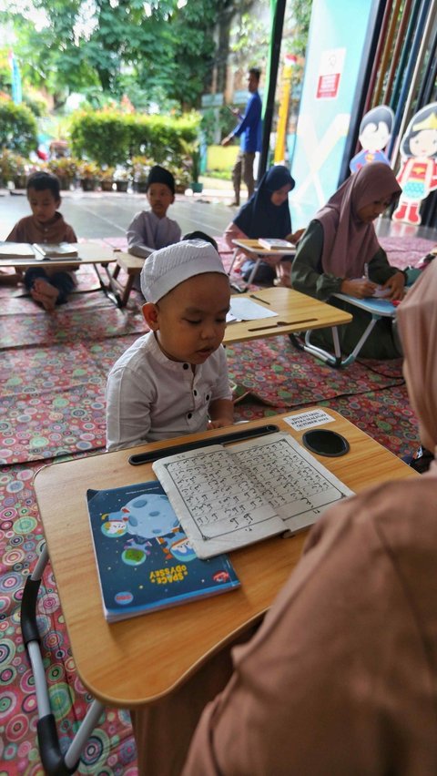 FOTO: Melihat Antusiasme Anak-Anak Mengikuti Pesantren Kilat Ramadan di RPTRA Malinjo