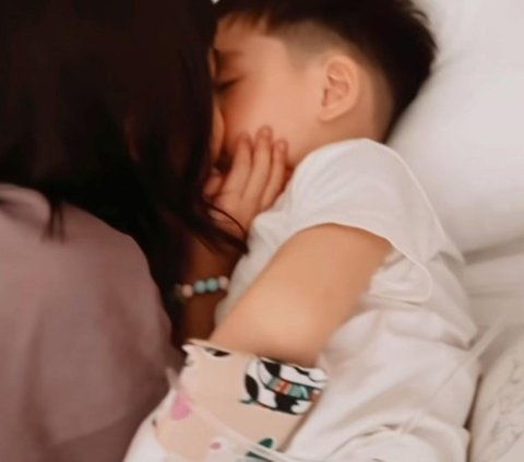 Potret 2 Anak Chelsea Olivia & Glenn Alinskie Dirawat Bersamaan di RS, si Bungsu Tenang saat Diinfus