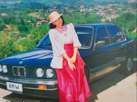 Marissa Haque menggunakan BMW Seri 3