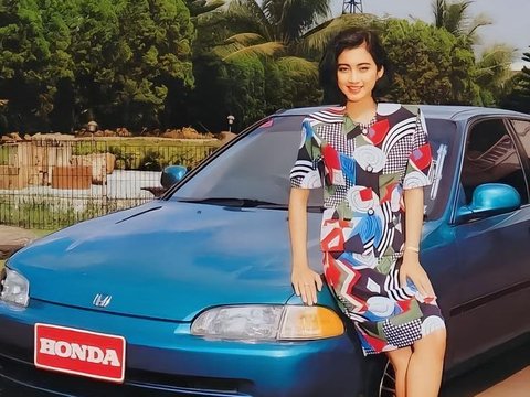 Desy Ratnasari mengendarai Honda Civic 'Genio'