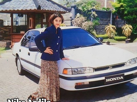 Nike Ardila mengendarai Honda Accord 'Maestro'