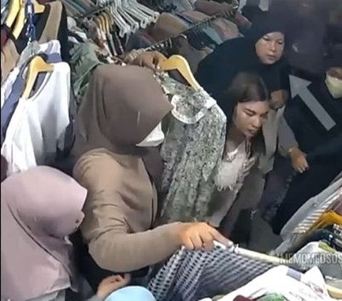 Viral Aksi Seorang Ibu Curi Uang Milik Pelanggan Toko saat Beli Baju, Terekam CCTV