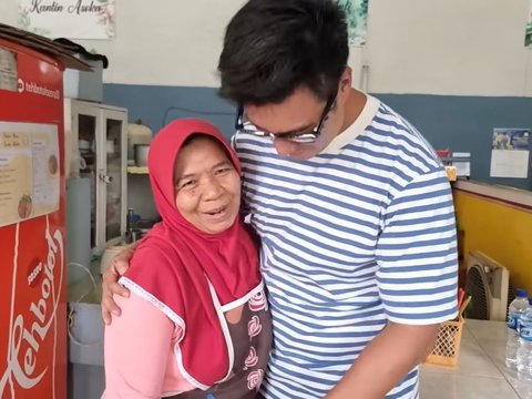 Baim Wong Bernostalgia ke Sekolah, Dipeluk Ibu-ibu Kantin 'Sudah Menjadi Orang Sukses'