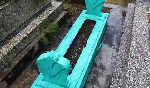 Setelah selesai berdoa dan menaburkan bunga di atas makam, Dendy si perekam video kemudian dikejutkan dengan pernyataan Kunto.