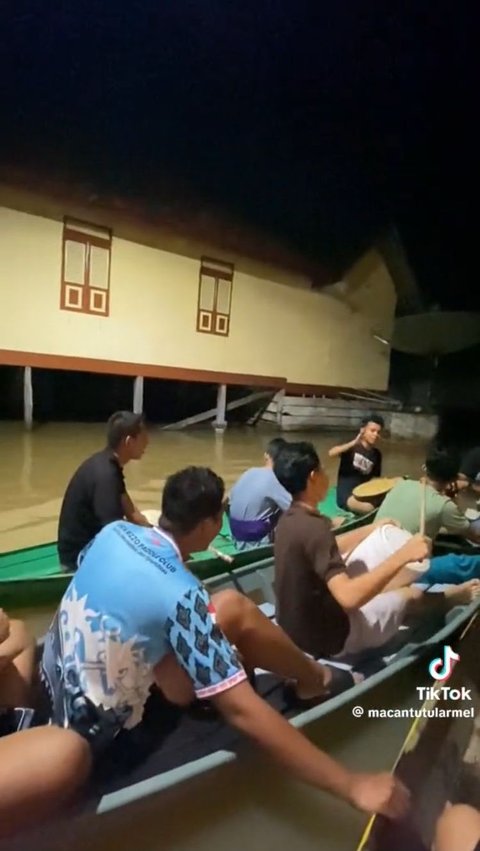 Viral Momen Pemuda di Jambi Bangunkan Sahur Pakai Perahu karena Banjir, Begini Aksi Mereka<br>