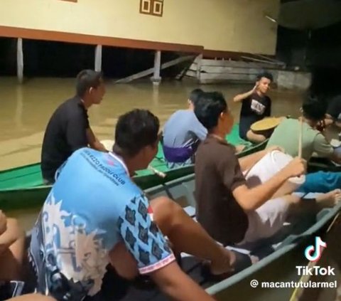 Viral Momen Pemuda di Jambi Bangunkan Sahur Pakai Perahu karena Banjir, Begini Aksi Mereka