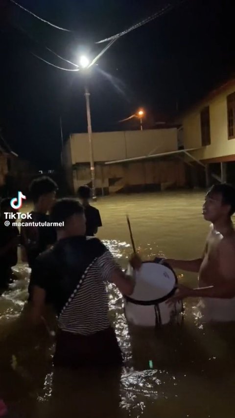 Pada video lainnya, anak muda ini juga sempat membangunkan sahur sambil berjalan di tengah banjir. Mereka bahkan tampak bermain air hingga basah kuyub bak orang mandi.