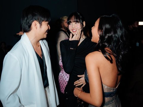 Potret Angga Yunanda dan Sang Pacar Bertemu dengan Lisa Blackpink, Posenya Akrab Banget Sampai Bikin Iri