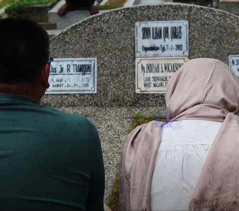 Haru Sambil Taburkan Bunga, Mayjen Kunto Memperlihatkan Makam Anak Sulungnya yang Bernama Senin