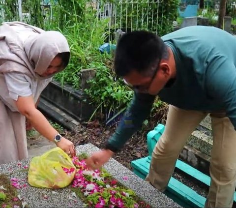 Haru Sambil Taburkan Bunga, Mayjen Kunto Memperlihatkan Makam Anak Sulungnya yang Bernama Senin