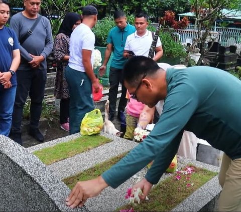 Haru Sambil Taburkan Bunga, Mayjen Kunto Memperlihatkan Makam Anak Sulungnya yang Bernama Senin