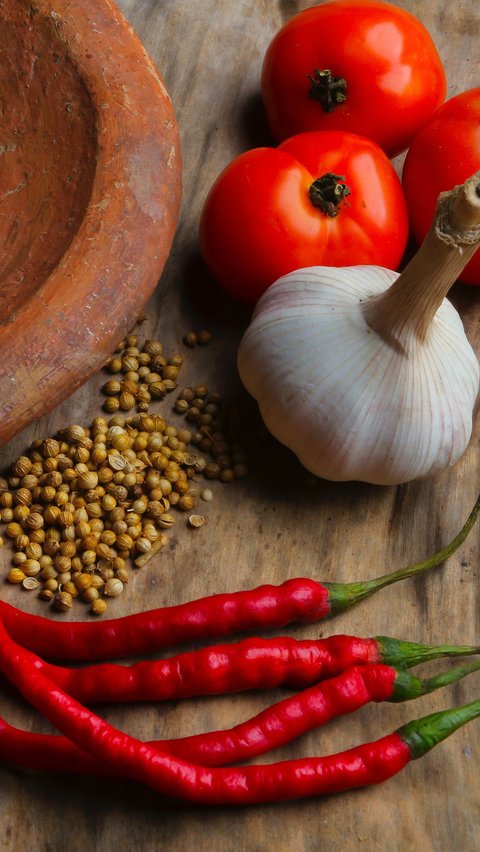 Pernahkan kamu mendengar makanan tempoyak? Makanan ini tidak akan asing di telingamu jika kamu tinggal di daerah Sumatra. Tempoyak adalah salah satu makanan khas Sumatra yang banyak digemari hingga kini, umumnya di Sumatra Selatan.