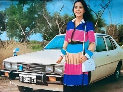 Lydia Kandou mengendarai Mitsubishi Galant 'Sigma' bersama