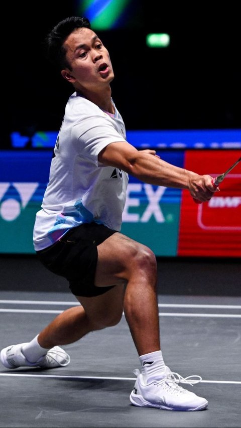 Jonatan menjadi juara usai membekuk sesama tunggal Indonesia, Anthony Sinisuka Ginting, dengan skor 21-15, 21-14 di Birmingham, Inggris. Foto: JUSTIN TALLIS / AFP