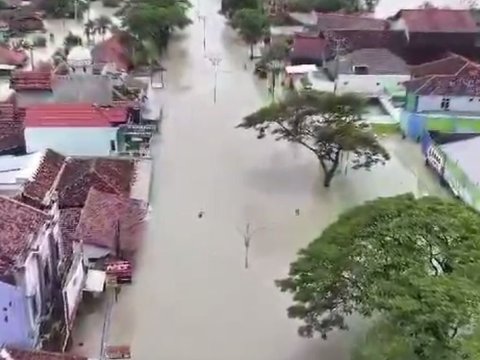 Bak Lautan, Potret 11 Kecamatan di Kabupaten Demak Terendam Banjir Karena 6 Tanggul Jeboh Usai Hujan Deras