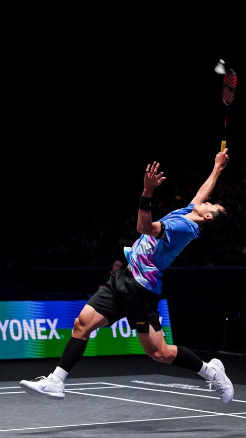 Aksi Jonatan saat melakukan smash kepada Ginting. Foto: JUSTIN TALLIS / AFP