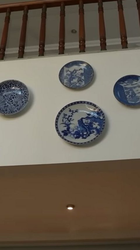 Ia juga mendesain koleksi keramik piringnya untuk pajangan di tembok.<br>