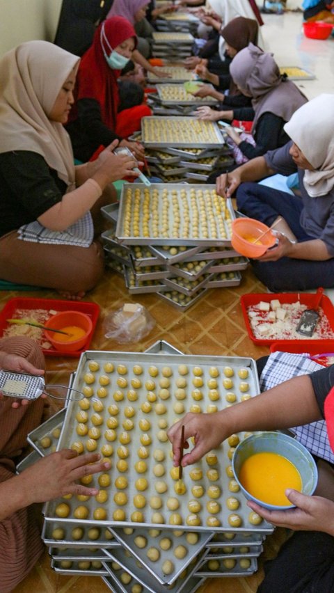 FOTO: Kebanjiran Pesanan untuk Idulfitri, Industri Rumahan di Ciganjur Ini Sampai Rekrut Ratusan Ibu-Ibu Bikin Kue Lebaran<br>