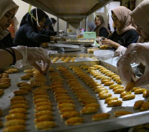 FOTO: Kebanjiran Pesanan untuk Idulfitri, Industri Rumahan di Ciganjur Ini Sampai Rekrut Ratusan Ibu-Ibu Bikin Kue Lebaran