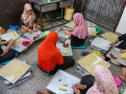 FOTO: Kebanjiran Pesanan untuk Idulfitri, Industri Rumahan di Ciganjur Ini Sampai Rekrut Ratusan Ibu-Ibu Bikin Kue Lebaran