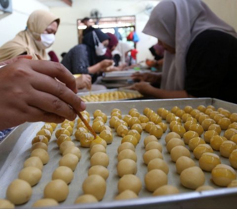 FOTO: Kebanjiran Pesanan untuk Idulfitri, Industri Rumahan di Ciganjur Ini Sampai Rekrut Ratusan Ibu-Ibu Bikin Kue Lebaran