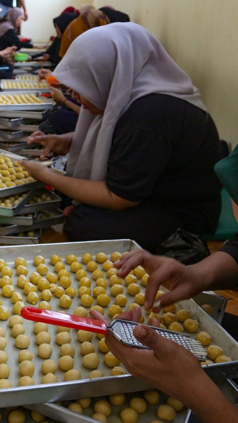 Mereka mencari kesibukan untuk memanfaatkan waktu luangnya dengan menjadi pekerja pembuat kue kering di industri rumahan Risa Resa Cookies. Foto: merdeka.com / Arie Basuki