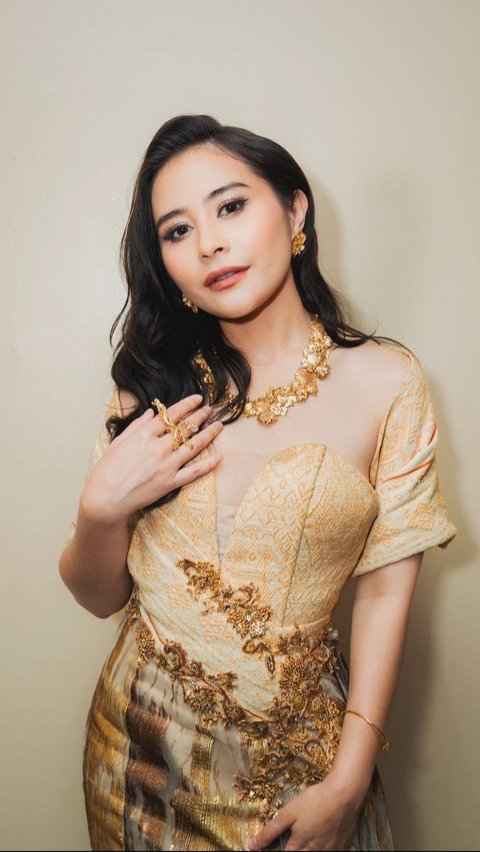 8 Portraits of Prilly Latuconsina's Fun Moments Ngabuburit with Fans