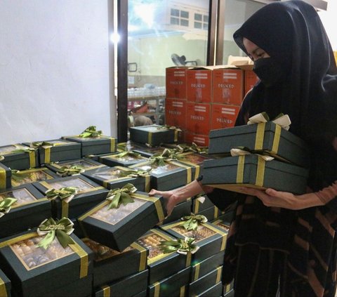 FOTO: Kebanjiran Pesanan untuk Idulfitri, Industri Rumahan di Ciganjur Ini Sampai Rekrut Ratusan Ibu-Ibu Bikin Kue Lebaran