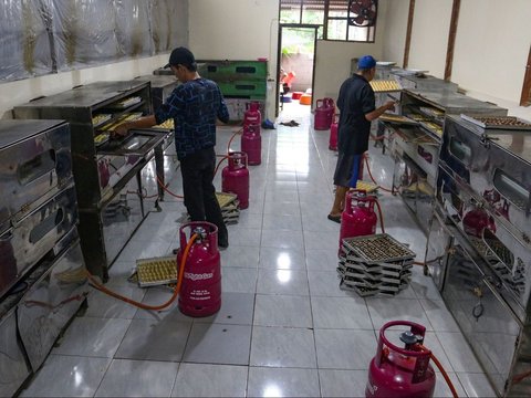 FOTO: Kebanjiran Pesanan untuk Idulfitri, Industri Rumahan di Ciganjur Ini Sampai Rekrut Ratusan Ibu-Ibu Bikin Kue Lebaran