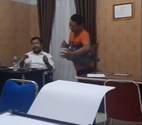 Momen Kocak Reserse Polisi 'Konser' di Depan Tersangka karena Berikan Keterangan Berbelit