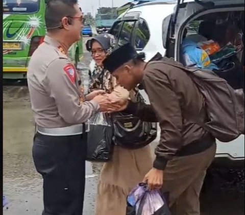 Mobilnya Mogok saat Banjir, Diantar ke Terminal Pakai Mobil Patroli Warga Ini Langsung Sungkem kepada Kombes Sonny