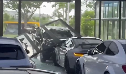 Dari hasil pemeriksaan tersebut, terungkap kecepatan pengemudi Xpander hingga menabrak showroom dan merusak mobil Porsche.<br>