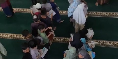 Bikin Nostalgia, Momen Anak-Anak SD Minta Tanda Tangan Imam Tarawih Ini Viral