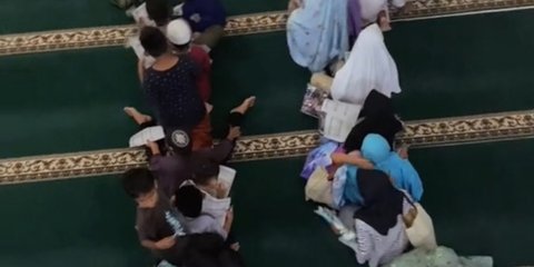 Bikin Nostalgia, Momen Anak-Anak SD Minta Tanda Tangan Imam Tarawih Ini Viral