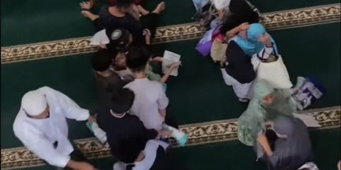 Bikin Nostalgia, Momen Anak-Anak SD Minta Tanda Tangan Imam Tarawih Ini Viral