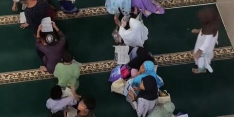 Bikin Nostalgia, Momen Anak-Anak SD Minta Tanda Tangan Imam Tarawih Ini Viral