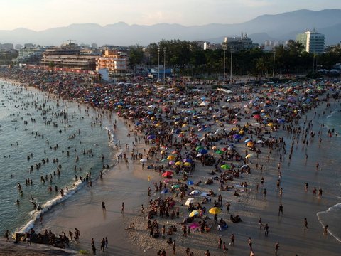 FOTO: Potret Kepadatan Pantai Rio de Janeiro yang Diserbu Warga di Tengah Gelombang Panas, Suhu 60 Derajat Celcius Sempat Melanda Brasil