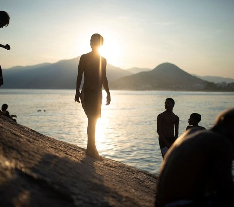 FOTO: Potret Kepadatan Pantai Rio de Janeiro yang Diserbu Warga di Tengah Gelombang Panas, Suhu 60 Derajat Celcius Sempat Melanda Brasil